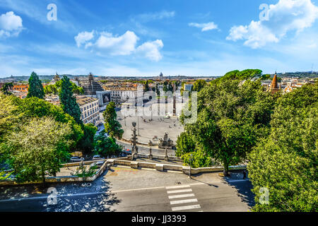 Blick auf die Piazza del Popolo und Rom vom Pincio-Hügel im Park der Villa Borghese Stockfoto