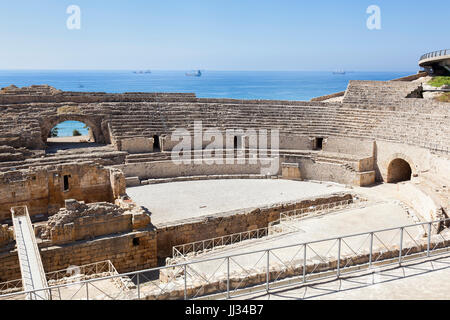 Römische Amphitheater in Tarragona Stadt, mit dem Mittelmeer als Hintergrund Stockfoto
