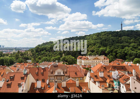 Blick auf die Altstadt Gebäude an der Mala Strana Viertel (Kleinseite) und Petrin Aussichtsturm auf dem Petrin-Hügel in Prag, Tschechische Republik, in der Tageszeit. Stockfoto