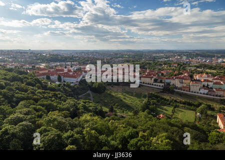 Ansicht der Petrin-Hügel, Kloster Strahov und andere alte Gebäude in Prag, Tschechische Republik, von oben. Stockfoto