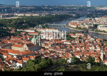 Ansicht der St. Nikolaus-Kirche an der Mala Strana Viertel (Kleinseite) und Moldau in Prag, Tschechische Republik, von oben. Stockfoto