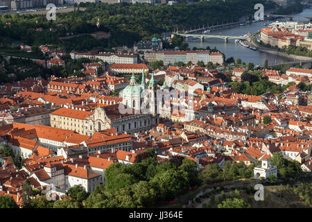 Blick von St.-Nikolaus-Kirche und Mala Strana Viertel (Kleinseite) in Prag, Tschechische Republik, von oben. Stockfoto