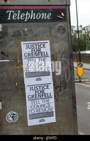 Gerechtigkeit für Grenfell Plakate 19. Juli-Sitzung Rat Seite der Telefonzelle zum Rücktritt auffordern Stockfoto