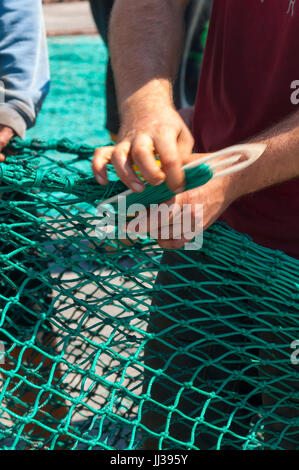 Killybegs, County Donegal, Irland Wetter. 17. Juli 2017. Fischer nutzen Sie das heiße Wetter, Netze in Irlands premier Fischerhafen zu reparieren. Bildnachweis: Richard Wayman/Alamy Live-Nachrichten Stockfoto