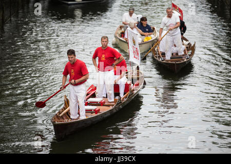 Windsor, UK. 17. Juli 2017. Der Schwan-Oberteil angekommen Romney Lock am Ende des ersten Tages der Swan Upping Volkszählung. Swan Upping ist eine jährliche Fünftage-zeremoniellen Schwan Volkszählung erfordern die Sammlung, Kennzeichnung und die Freigabe aller Cygnets oder Höckerschwäne auf der Themse. Es stammt aus mehr als 800 Jahren, als die Krone an alle Höckerschwäne behauptete. Der erste Tag der Volkszählung findet statt zwischen Sunbury und Windsor. Bildnachweis: Mark Kerrison/Alamy Live-Nachrichten Stockfoto