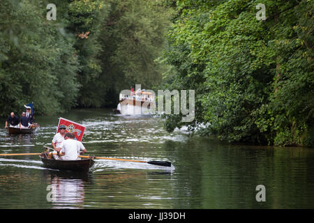 Windsor, UK. 17. Juli 2017. Der Schwan-Oberteil nähern Romney Lock am Ende des ersten Tages der Swan Upping Volkszählung. Swan Upping ist eine jährliche Fünftage-zeremoniellen Schwan Volkszählung erfordern die Sammlung, Kennzeichnung und die Freigabe aller Cygnets oder Höckerschwäne auf der Themse. Es stammt aus mehr als 800 Jahren, als die Krone an alle Höckerschwäne behauptete. Der erste Tag der Volkszählung findet statt zwischen Sunbury und Windsor. Bildnachweis: Mark Kerrison/Alamy Live-Nachrichten Stockfoto