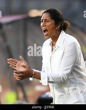 Deutschland-Trainer Steffi Jones reagiert während der UEFA Women's EURO 2017 Fußballspiel zwischen Deutschland und Schweden im Rat Verlegh Stadion in Breda, Niederlande, 17. Juli 2017. Foto: Carmen Jaspersen/dpa Stockfoto