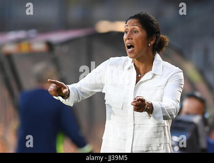 Deutschland-Trainer Steffi Jones reagiert während der UEFA Women's EURO 2017 Fußballspiel zwischen Deutschland und Schweden im Rat Verlegh Stadion in Breda, Niederlande, 17. Juli 2017. Foto: Carmen Jaspersen/dpa Stockfoto