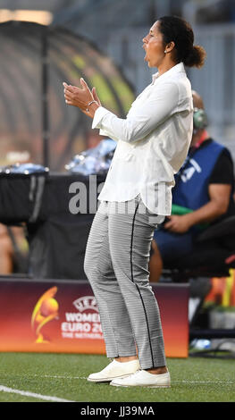 Deutschland-Trainer Steffi Jones reagiert während der UEFA Women's EURO 2017 Fußballspiel zwischen Deutschland und Schweden im Rat Verlegh Stadion in Breda, Niederlande, 17. Juli 2017. Foto: Carmen Jaspersen/dpa Stockfoto