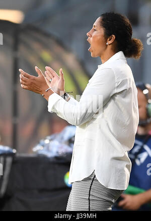 Deutschland-Trainer Steffi Jones reagiert während der UEFA Women's EURO 2017 Fußballspiel zwischen Deutschland und Schweden im Rat Verlegh Stadion in Breda, Niederlande, 17. Juli 2017. Foto: Carmen Jaspersen/dpa Stockfoto