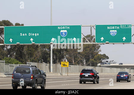 San Ysidro, CA, USA. 17. Juli 2017. Die letzte der zehn Einwanderer Kreuzung Zeichen, die einst stand auf beiden Seiten der Interstate 5 und Interstate 805 in der Nähe der US-mexikanischen Grenze in San Ysidro noch sichtbar ist, hat CA. Caltrans gesagt, dass Letzteres nicht ersetzt werden, wenn es Weg ist. Die Zeichen wurden basierend auf Fotos von ehemaligen Los Angeles Times Fotograf Don Bartletti und erstellt von Caltrans Mitarbeiter John Hood in den frühen 1990er Jahren, nachdem zu viele Todesfälle auf der Autobahn, wenn Bereich San Diego Border Patrol mit Migranten überqueren buchstäblich überrannt wurde erstellt. (Kredit-Bild: © John Stockfoto