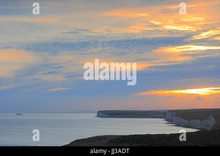 Eastbourne, East Sussex, Großbritannien. Juli 2017. Herrlicher Sonnenuntergang über dem Leuchtturm Belle Tout und den Seven Sisters Cliffs an der Südküste. Stockfoto