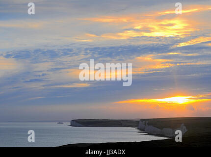 Eastbourne, East Sussex, Großbritannien. Juli 2017. Herrlicher Sonnenuntergang über dem Leuchtturm Belle Tout und den Seven Sisters Cliffs an der Südküste. Stockfoto