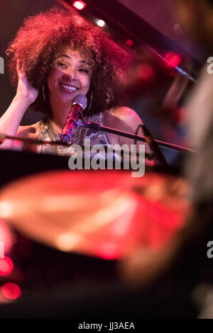 Cartagena, Spanien. 17. Juli 2017. Sängerin Kandace Federn in La Mar de Músicas Festival. Bildnachweis: ABEL F. ROS/Alamy Live-Nachrichten Stockfoto
