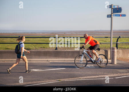 Southport, Merseyside.  Großbritannien Wetter.  18. Juli 2017. Sonniger Start in den Tag an der Küste mit einer Prognose des höheren Juli Temperaturen und geringe Gefahr von Gewittern im Laufe des Tages. Kredite; MediaWorldImages/Alamy Live-Nachrichten Stockfoto