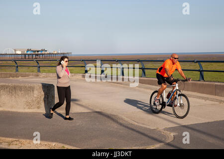 Southport, Merseyside.  Großbritannien Wetter.  18. Juli 2017. Sonniger Start in den Tag an der Küste mit einer Prognose des höheren Juli Temperaturen und geringe Gefahr von Gewittern im Laufe des Tages. Kredite; MediaWorldImages/Alamy Live-Nachrichten Stockfoto