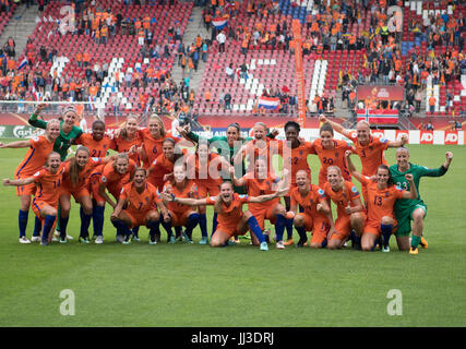 Utrecht, Niederlande. 16. Juli 2017. Niederlande-Nationalmannschaft Gruppe (NED) Fußball: Niederlande Spieler feiern nach dem Gewinn der UEFA Women's EURO 2017 den Niederlanden Gruppe A Match zwischen Niederlande 1-0 Norwegen am Stadion Galgenwaard in Utrecht, Niederlande. Bildnachweis: Maurizio Borsari/AFLO/Alamy Live-Nachrichten Stockfoto