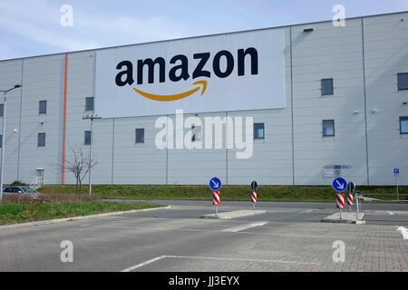 Blick auf das Amazon-Logo auf das Logistikzentrum der US-amerikanischen Online-Händler Amazon in Brieselang, Deutschland. Genommen 25.03.2017. Das Logistikzentrum in Brieselang wurde im Jahr 2013 eröffnet. Diese Website ist die neueste in Deutschland 65.000 Quadratmetern - die Größe von 10 Fußballfeldern. Amazon (eigentlich Amazon.com Inc) ist ein börsennotierten US-Online-Händler mit einer umfangreichen Produktpalette. Nach Angaben des Unternehmens selbst, haben sie die weltweit größte Auswahl an Büchern, CDs und Videos. -KEIN Draht-SERVICE - Foto: Sascha Steinach/Dpa-Zentralbild/Dpa | weltweite Nutzung Stockfoto