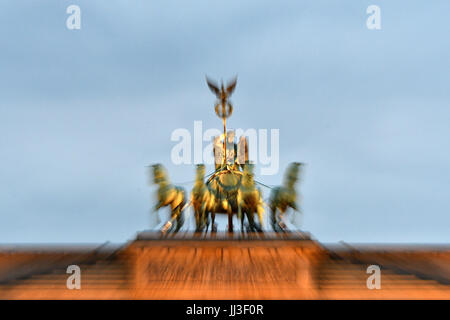 Berlin, Deutschland. 3. April 2017. Die Berliner Quadriga auf dem Brandenburger Tor in Berlin, Deutschland, 3. April 2017. Foto: Paul Zinken/Dpa/Alamy Live News Stockfoto