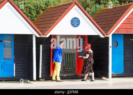 Bournemouth, Dorset, Großbritannien. Juli 2017. Wetter in Großbritannien: Warm sonnig, aber blasenreich, beginnen Sie den Tag an den Stränden von Bournemouth, während Besucher an die Küste gehen, um die Sonne zu genießen. Michael Portillo prüft die erste städtische Strandhütte in Großbritannien an der Bournemouth Promenade, um das Fernsehprogramm Great British Railway Journeys zu Filmen. Quelle: Carolyn Jenkins/Alamy Live News Stockfoto