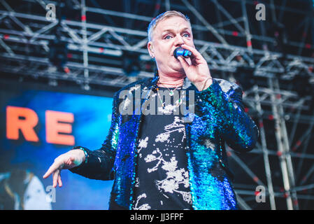 Barolo, Italien. 17. Juli 2017. Löschung, die live auf der Bühne in Barolo, auf dem Collisioni Festival, Öffnung für Robbie Williams. Bildnachweis: Alessandro Bosio/Alamy Live-Nachrichten Stockfoto