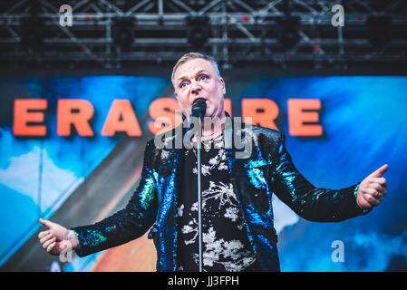 Barolo, Italien. 17. Juli 2017. Löschung, die live auf der Bühne in Barolo, auf dem Collisioni Festival, Öffnung für Robbie Williams. Bildnachweis: Alessandro Bosio/Alamy Live-Nachrichten Stockfoto