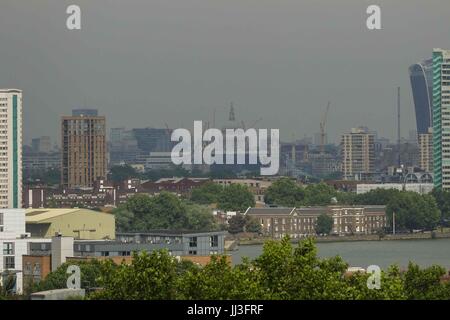 London, Großbritannien 18. Juli 2017. Blick auf St. Pauls Kathedrale vom Greenwich Park. Tempertures voraussichtlich 25 Celsius mit Gewitter heute Abend erreichen. Bildnachweis: Claire Doherty/Alamy Live News Stockfoto