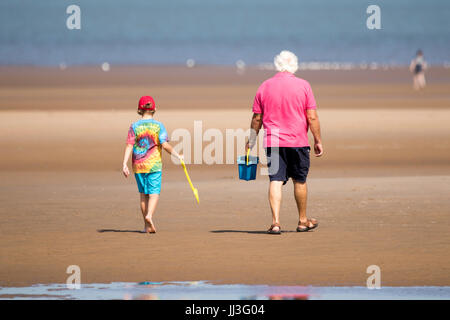 Southport, Merseyside, 18. Juli 2017. Großbritannien Wetter. Urlauber-Kopf ans Meer, die schönen Sommersonne in Southport in Merseyside genießen. Mit Zauber herrlicher Sonnenschein, die voraussichtlich im Laufe des Tages weiter wird ein schöner Tag in dem beliebten Badeort erwartet. Bildnachweis: Cernan Elias/Alamy Live-Nachrichten Stockfoto