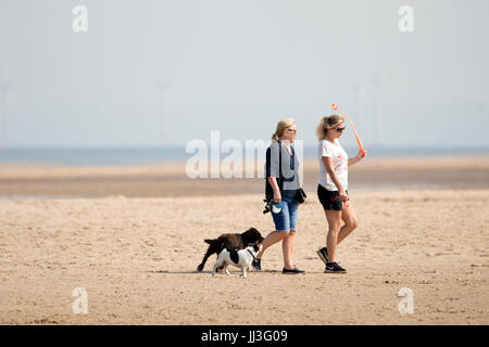 Southport, Merseyside, 18. Juli 2017. Großbritannien Wetter. Urlauber-Kopf ans Meer, die schönen Sommersonne in Southport in Merseyside genießen. Mit Zauber herrlicher Sonnenschein, die voraussichtlich im Laufe des Tages weiter wird ein schöner Tag in dem beliebten Badeort erwartet. Bildnachweis: Cernan Elias/Alamy Live-Nachrichten Stockfoto