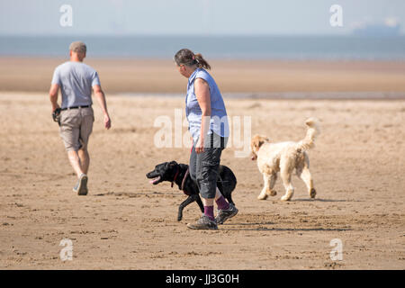 Southport, Merseyside, 18. Juli 2017. Großbritannien Wetter. Urlauber-Kopf ans Meer, die schönen Sommersonne in Southport in Merseyside genießen. Mit Zauber herrlicher Sonnenschein, die voraussichtlich im Laufe des Tages weiter wird ein schöner Tag in dem beliebten Badeort erwartet. Bildnachweis: Cernan Elias/Alamy Live-Nachrichten Stockfoto