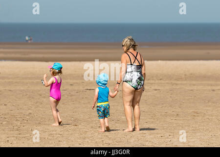 Southport, Merseyside, 18. Juli 2017. Großbritannien Wetter. Urlauber-Kopf ans Meer, die schönen Sommersonne in Southport in Merseyside genießen. Mit Zauber herrlicher Sonnenschein, die voraussichtlich im Laufe des Tages weiter wird ein schöner Tag in dem beliebten Badeort erwartet. Bildnachweis: Cernan Elias/Alamy Live-Nachrichten Stockfoto