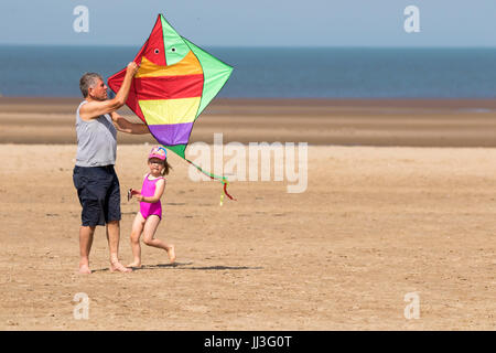 Southport, Merseyside, 18. Juli 2017. Großbritannien Wetter. Urlauber-Kopf ans Meer, die schönen Sommersonne in Southport in Merseyside genießen. Mit Zauber herrlicher Sonnenschein, die voraussichtlich im Laufe des Tages weiter wird ein schöner Tag in dem beliebten Badeort erwartet. Bildnachweis: Cernan Elias/Alamy Live-Nachrichten Stockfoto