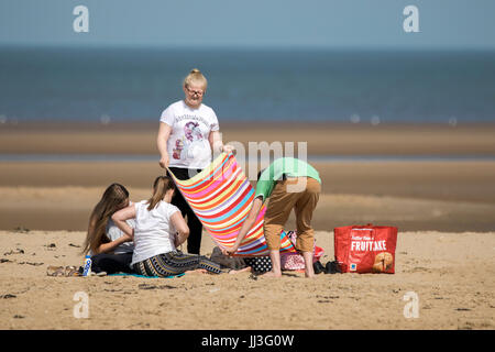 Southport, Merseyside, 18. Juli 2017. Großbritannien Wetter. Urlauber-Kopf ans Meer, die schönen Sommersonne in Southport in Merseyside genießen. Mit Zauber herrlicher Sonnenschein, die voraussichtlich im Laufe des Tages weiter wird ein schöner Tag in dem beliebten Badeort erwartet. Bildnachweis: Cernan Elias/Alamy Live-Nachrichten Stockfoto