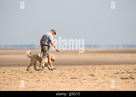 Southport, Merseyside, 18. Juli 2017. Großbritannien Wetter. Urlauber-Kopf ans Meer, die schönen Sommersonne in Southport in Merseyside genießen. Mit Zauber herrlicher Sonnenschein, die voraussichtlich im Laufe des Tages weiter wird ein schöner Tag in dem beliebten Badeort erwartet. Bildnachweis: Cernan Elias/Alamy Live-Nachrichten Stockfoto