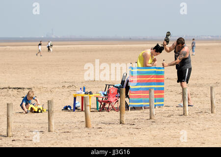 Southport, Merseyside, 18. Juli 2017. Großbritannien Wetter. Urlauber-Kopf ans Meer, die schönen Sommersonne in Southport in Merseyside genießen. Mit Zauber herrlicher Sonnenschein, die voraussichtlich im Laufe des Tages weiter wird ein schöner Tag in dem beliebten Badeort erwartet. Bildnachweis: Cernan Elias/Alamy Live-Nachrichten Stockfoto