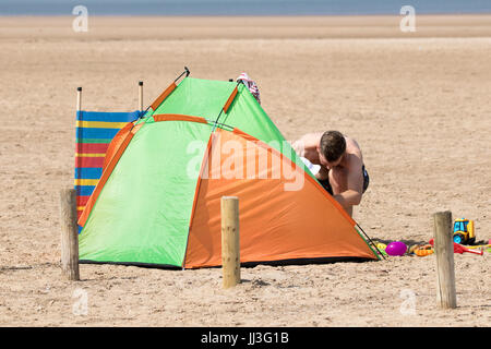 Southport, Merseyside, 18. Juli 2017. Großbritannien Wetter. Urlauber-Kopf ans Meer, die schönen Sommersonne in Southport in Merseyside genießen. Mit Zauber herrlicher Sonnenschein, die voraussichtlich im Laufe des Tages weiter wird ein schöner Tag in dem beliebten Badeort erwartet. Bildnachweis: Cernan Elias/Alamy Live-Nachrichten Stockfoto