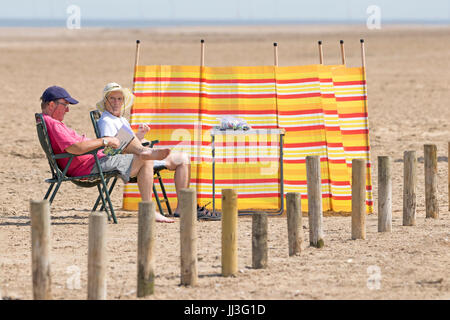 Southport, Merseyside, 18. Juli 2017. Großbritannien Wetter. Urlauber-Kopf ans Meer, die schönen Sommersonne in Southport in Merseyside genießen. Mit Zauber herrlicher Sonnenschein, die voraussichtlich im Laufe des Tages weiter wird ein schöner Tag in dem beliebten Badeort erwartet. Bildnachweis: Cernan Elias/Alamy Live-Nachrichten Stockfoto