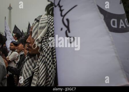 Zentral-Jakarta, Indonesien. 18. Juli 2017. Eine indonesische islamistischen Gruppe Mitglied während einer Protestaktion gegen den Präsidenten Joko Widodo Dekret, bestimmte Gruppen in Jakarta, Indonesien am 18. Juli 2017 aufzulösen. Hunderte von indonesischen Muslime inszeniert einen Protest zur Ablehnung der indonesischen Regierung Regelungen zum Verbot von islamistischen Gruppen, möglicherweise auch die Hizbut Tahrir Indonesia (HTI), der Ortsgruppe eine radikale islamistische Gruppe abzielt, alle Muslime in ein Kalifat zu vereinheitlichen. Bildnachweis: ZUMA Press, Inc./Alamy Live-Nachrichten Stockfoto