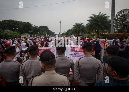 Zentral-Jakarta, Indonesien. 18. Juli 2017. Eine indonesische islamistischen Gruppe Mitglied während einer Protestaktion gegen den Präsidenten Joko Widodo Dekret, bestimmte Gruppen in Jakarta, Indonesien am 18. Juli 2017 aufzulösen. Hunderte von indonesischen Muslime inszeniert einen Protest zur Ablehnung der indonesischen Regierung Regelungen zum Verbot von islamistischen Gruppen, möglicherweise auch die Hizbut Tahrir Indonesia (HTI), der Ortsgruppe eine radikale islamistische Gruppe abzielt, alle Muslime in ein Kalifat zu vereinheitlichen. Bildnachweis: ZUMA Press, Inc./Alamy Live-Nachrichten Stockfoto