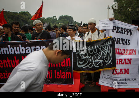 Zentral-Jakarta, Indonesien. 18. Juli 2017. Eine indonesische islamistischen Gruppe Mitglied während einer Protestaktion gegen den Präsidenten Joko Widodo Dekret, bestimmte Gruppen in Jakarta, Indonesien am 18. Juli 2017 aufzulösen. Hunderte von indonesischen Muslime inszeniert einen Protest zur Ablehnung der indonesischen Regierung Regelungen zum Verbot von islamistischen Gruppen, möglicherweise auch die Hizbut Tahrir Indonesia (HTI), der Ortsgruppe eine radikale islamistische Gruppe abzielt, alle Muslime in ein Kalifat zu vereinheitlichen. Bildnachweis: ZUMA Press, Inc./Alamy Live-Nachrichten Stockfoto