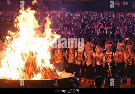 Kunming, China Yunnan Provinz. 17. Juli 2017. Getanzt von Yi ethnische Gruppe und Touristen während des jährlichen Festivals der Fackel in Chuxiong, Südwesten der chinesischen Provinz Yunnan, 17. Juli 2017. Bildnachweis: Yang Zongyou/Xinhua/Alamy Live-Nachrichten Stockfoto