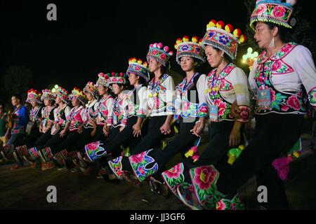 Kunming, China Yunnan Provinz. 17. Juli 2017. Yi ethnische Gruppe getanzt während des jährlichen Festivals der Fackel in Chuxiong, Südwesten der chinesischen Provinz Yunnan, 17. Juli 2017. Bildnachweis: Yang Zongyou/Xinhua/Alamy Live-Nachrichten Stockfoto