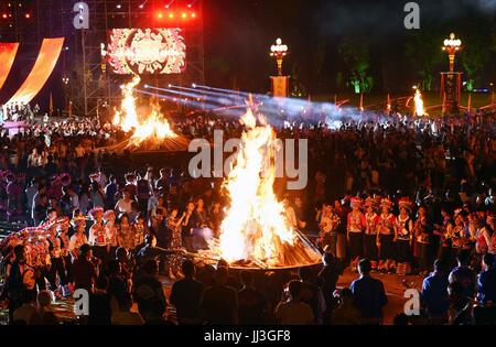 Kunming, China Yunnan Provinz. 17. Juli 2017. Getanzt von Yi ethnische Gruppe und Touristen während des jährlichen Festivals der Fackel in Chuxiong, Südwesten der chinesischen Provinz Yunnan, 17. Juli 2017. Bildnachweis: Yang Zongyou/Xinhua/Alamy Live-Nachrichten Stockfoto