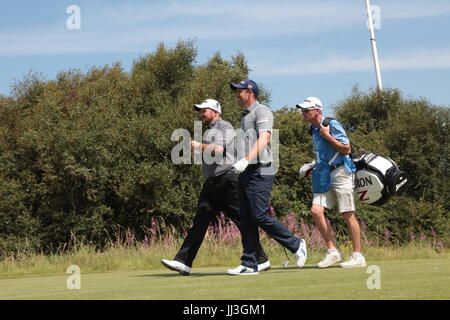 Southport, England. 18. Juli 2017.  Harrington, Lowry (Irland) gehen Sie das 2. Loch auf dem 146. Open Golf Championship in Royal Birkdale Golf Club Credit: Motofoto/Alamy Live News Stockfoto