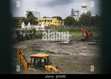 Kathmandu, Nepal. 18. Juli 2017. Bulldozer entfernen Schlamm aus historischen Rani Pokhari oder Queen es Teich, die in 2015 Erdbeben und linke bis heute intakt in Kathmandu, Nepal auf Dienstag, 18. Juli 2017 beschädigt wurde. Bildnachweis: Skanda Gautam/ZUMA Draht/Alamy Live-Nachrichten Stockfoto