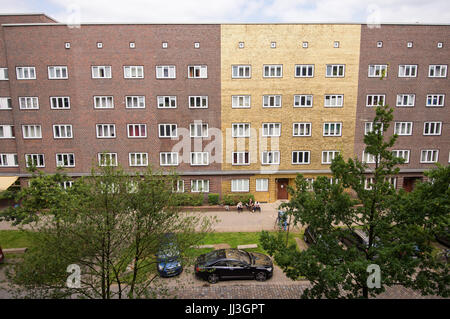 Hamburg, Deutschland. 18. Juli 2017. Ein Blick auf eine Wohnimmobilie, die der deutsche Künstler Boran Burchhardt im Golf-Blatt im Bereich Veddel, Hamburg, Deutschland, 18. Juli 2017 abgedeckt. Burchhardt jeder Stein des Hauses in Blattgold bedeckt, im Rahmen eines umstrittenen Kunstprojektes "Vergoldung Veddel" Foto: Daniel Bockwoldt/Dpa/Alamy Live News Stockfoto