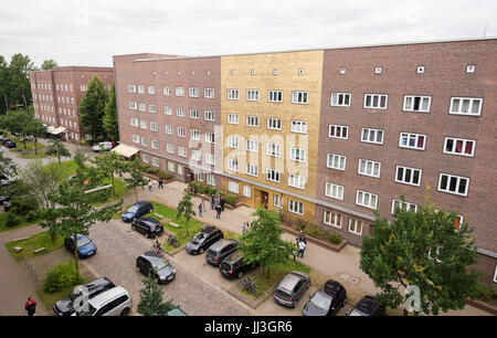 Hamburg, Deutschland. 18. Juli 2017. Ein Blick auf eine Wohnimmobilie, die der deutsche Künstler Boran Burchhardt im Golf-Blatt im Bereich Veddel, Hamburg, Deutschland, 18. Juli 2017 abgedeckt. Burchhardt jeder Stein des Hauses in Blattgold bedeckt, im Rahmen eines umstrittenen Kunstprojektes "Vergoldung Veddel" Foto: Daniel Bockwoldt/Dpa/Alamy Live News Stockfoto