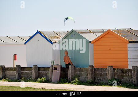 Lancing Sussex, UK. 18. Juli 2017. Zeit zu malen die Strandhütte auf einem schönen heißen sonnigen Tag am Strand in der Nähe von Worthing von Lancing aber Donner, Gewitter und Regen prognostiziert für die nächsten paar Tage in den UK-Credit: Simon Dack/Alamy Live News Stockfoto