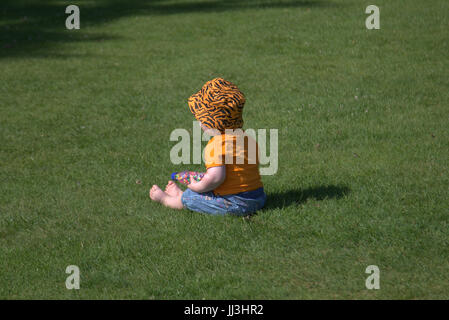 Glasgow, Schottland. 18. Juli. Wetter im Sommer kehrt zurück und Leute genießen Sie den Sommer in der Stadt Botanik und George Square, wie Schottland einige der sengenden UK Credit Gerard Fähre/Alamy Wetternachrichten Fänge Stockfoto
