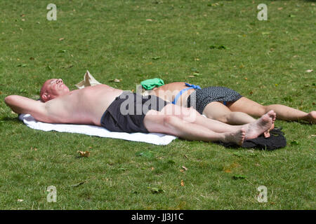 London, UK. 18. Juli 2017. Ein paar Sonnen in Victoria Gardens London Sonnenschein und warmen Wetter Credit erlebt: Amer Ghazzal/Alamy Live-Nachrichten Stockfoto